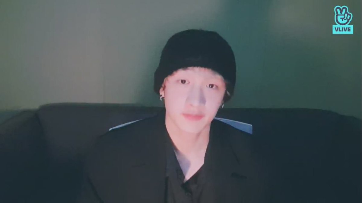 skzlatamproject's tweet photo. 🌿🌼; #ValentinesDateWithBangChan 
Chris agradeció que viviéramos en la misma época que él. Es la persona más dulce del mundo jugando a las citas con nosotros: "Vine en caso de que algunos stays estuvieran solos... No deberías estar solo, siempre debes estar a mi lado." https://t.co/oospn75gK5