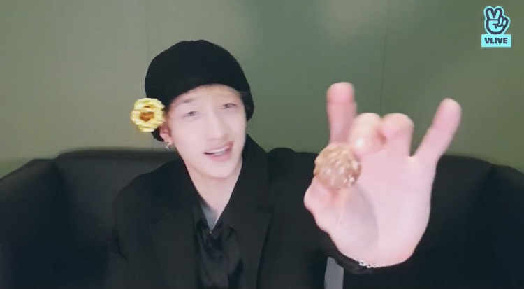 xMallory_'s tweet photo. Bang Chan going live on Valentines Day is the best gift https://t.co/yUCXjRqM94