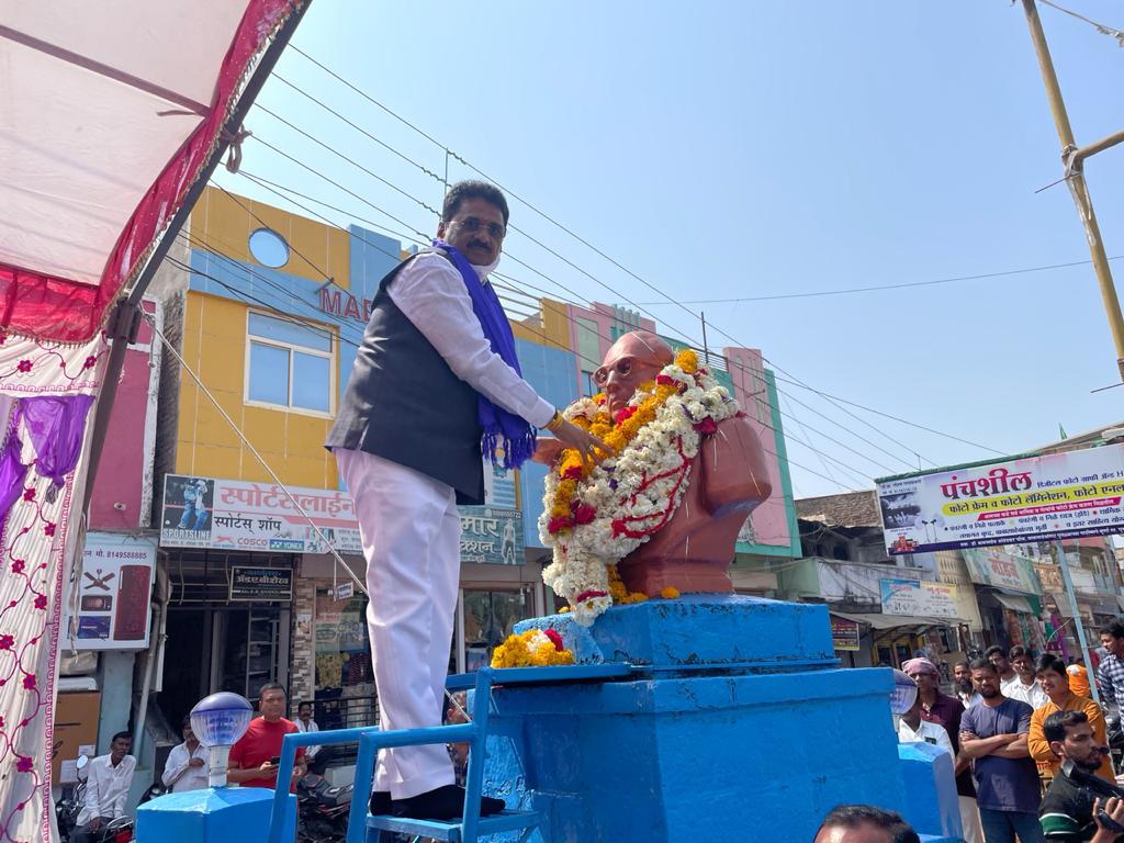 OfficeOfRGutte's tweet photo. पूर्णा शहर येथे नगर परिषदेच्या विध्यमाणे विश्वरत्न डॉ बाबासाहेब आंबेडकर यांच्या पूर्णाकृती पुतळा भूमिपूजन सोहळा कार्यक्रमास उपस्थित राहूiन उपस्थितांना संबोधित केले...

#MahadevJankarR
#Rashtriyasamajp
#CollectorParbh1
#werparbhanikars https://t.co/cDXiY9NxfW