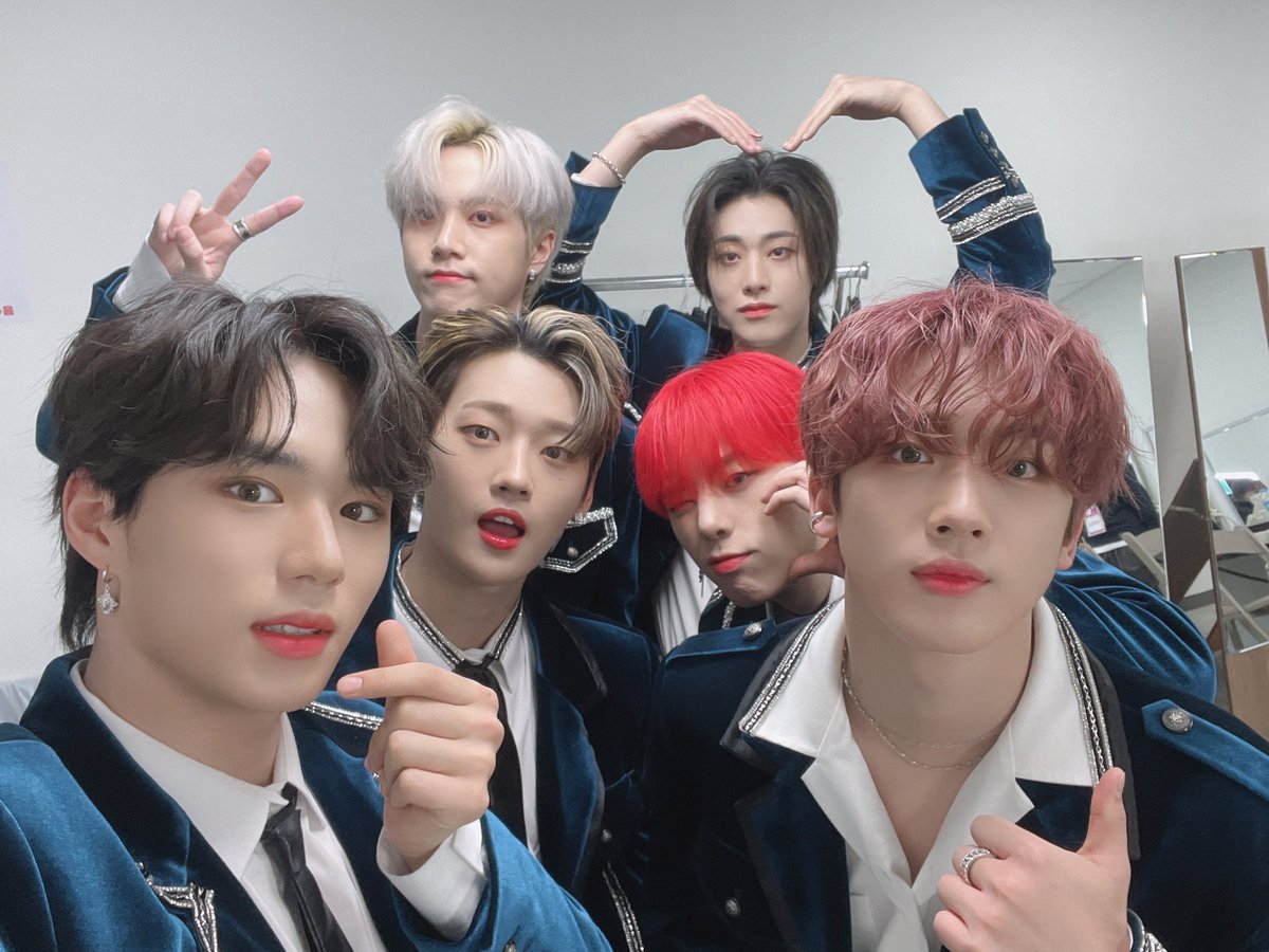 WEi__Official's tweet photo. ✨눈부시게 빛나는 울아이가 준비한 무대들 어떠셨나요?🔥
#UNI_KON 에서 무대로 첫 공개한 도레미파까지🎹
연휴의 마지막까지 함께해준 루아이⭐️
이번 주도 감기 조심하시고 화이팅하세요❣️

#위아이 #WEi #IDENTITY #CHALLENGE https://t.co/HtakgIaEbz