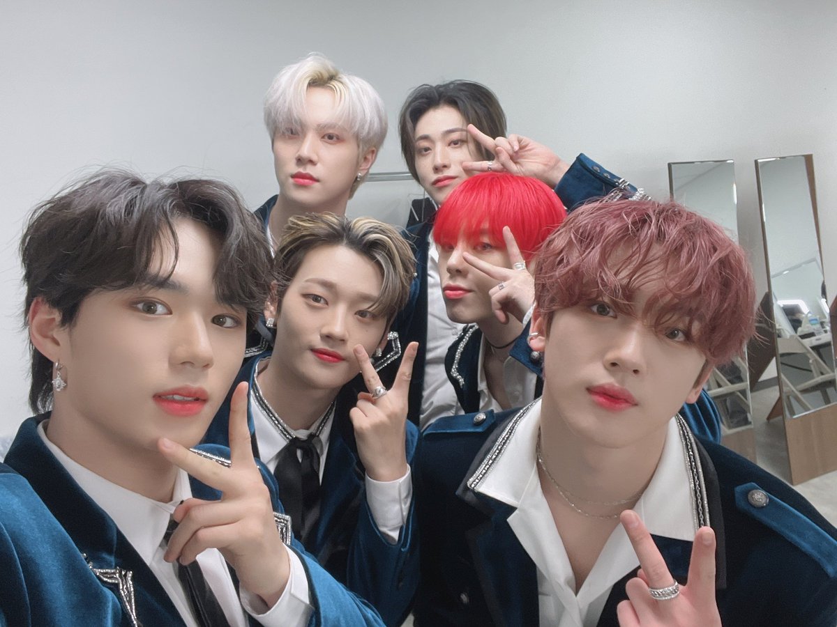 WEi__Official's tweet photo. ✨눈부시게 빛나는 울아이가 준비한 무대들 어떠셨나요?🔥
#UNI_KON 에서 무대로 첫 공개한 도레미파까지🎹
연휴의 마지막까지 함께해준 루아이⭐️
이번 주도 감기 조심하시고 화이팅하세요❣️

#위아이 #WEi #IDENTITY #CHALLENGE https://t.co/HtakgIaEbz