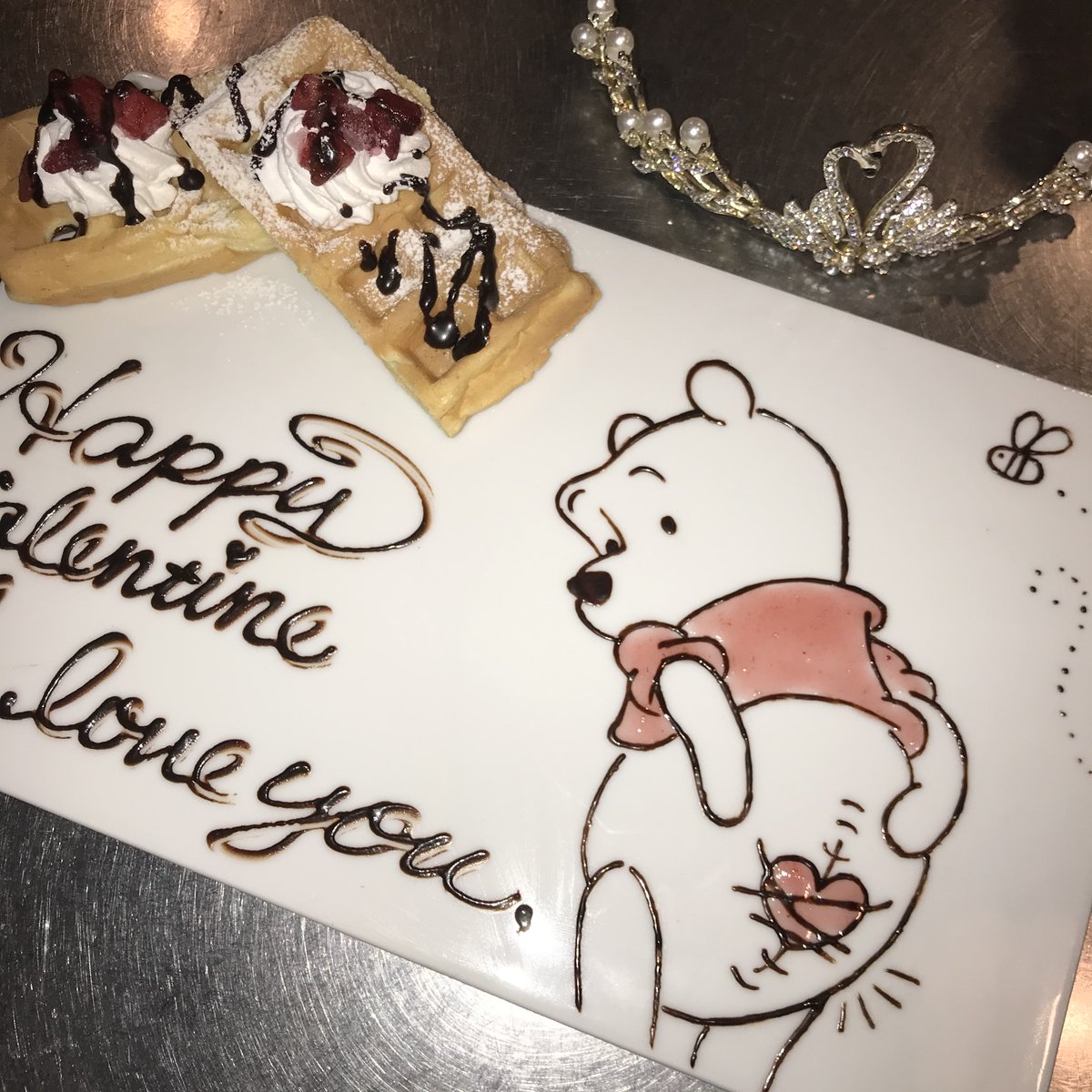 monsterbeef0707's tweet photo. 2月14日の記念日プレート♪
バレンタインデーをお祝いしました٩( ᐛ )
年間実績1000件以上
無料の誕生日プレートは当店で！
ご予約は
https://t.co/PRpvqnt08k…
#モンスタービーフ  #川越 #小江戸 #女子会 #デート 
#肉バル #カフェ #誕生日 #記念日 
#ミッキー #ミニー #プーさん https://t.co/obL2UVHoxO