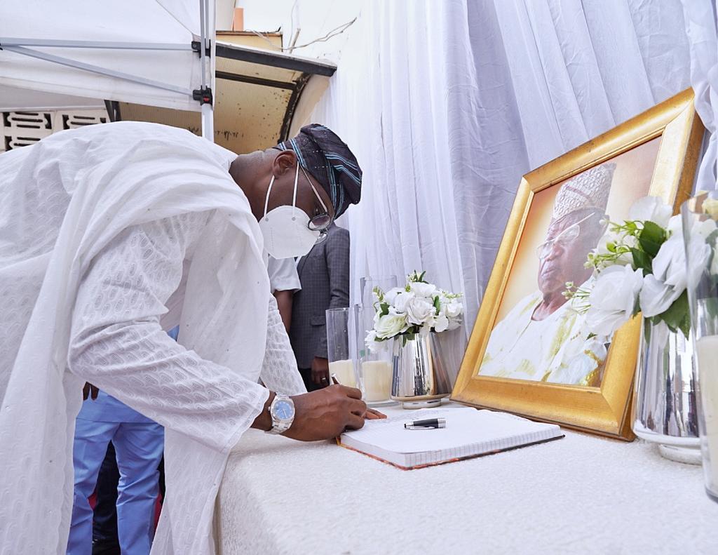 jidesanwoolu's tweet photo. I was at the residence of late elder statesman and first Civilian Governor of Lagos State, Alhaji Lateef Jakande to commiserate with his widow Mrs Abimbola Jakande, his children and other family members on the passing away of our icon of public service. https://t.co/McMG0H9x7o