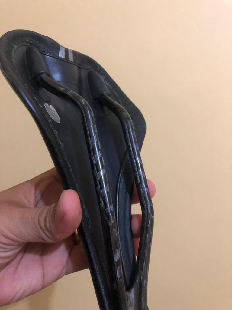 crowncyclebali's tweet photo. WTS SADDLE SELLE ITALIA CARBON RAIL @AlcatrazTrack @trackcyclery #FNFJB 1.700k https://t.co/jjdCOobmaf