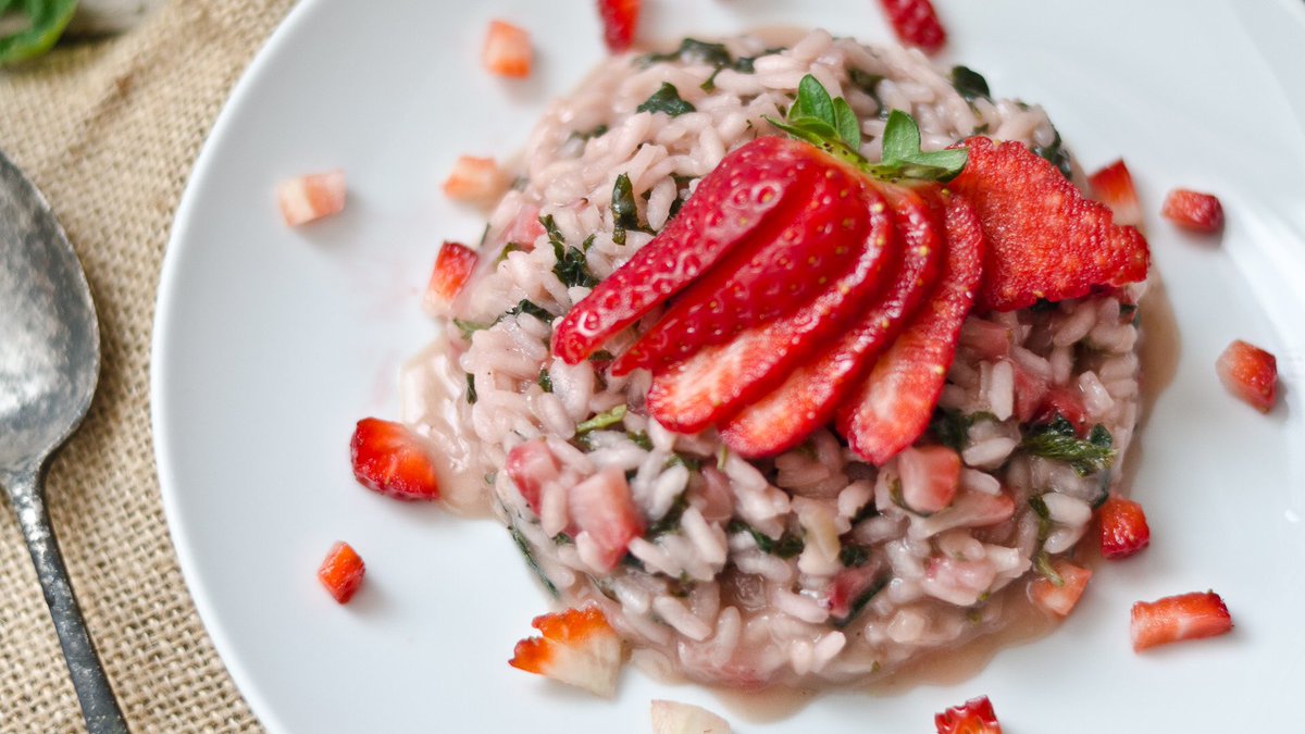 Scuolazzurri1's tweet photo. BUONA DOMENICA CON IL RISOTTO AFRODISIACO ALLE FRAGOLE_HAPPY SUNDAY WITH APHRODISIAC STRAWBERRIES RISOTTO 🇮🇹 https://t.co/qfzvTv3Udj
.
.
#risotto  #ortiche #fragole #Sunday #domenica #sundaylunch #afrodisiaco #carbs  #italianstyle #valentines #Italy #yummy #food #picoftheday https://t.co/h5AOLPHWsj