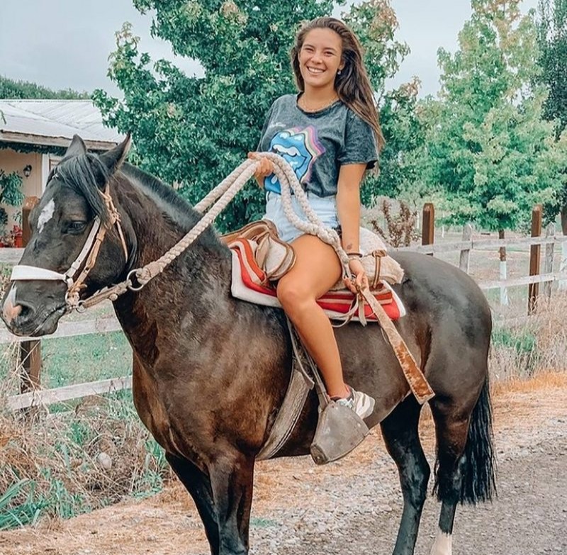 lun's tweet photo. Chantal Gayoso mostró su destreza como jinete: "Soy una mujer de campo". https://t.co/XQ88QRkRpx https://t.co/sm8XpXq7JK