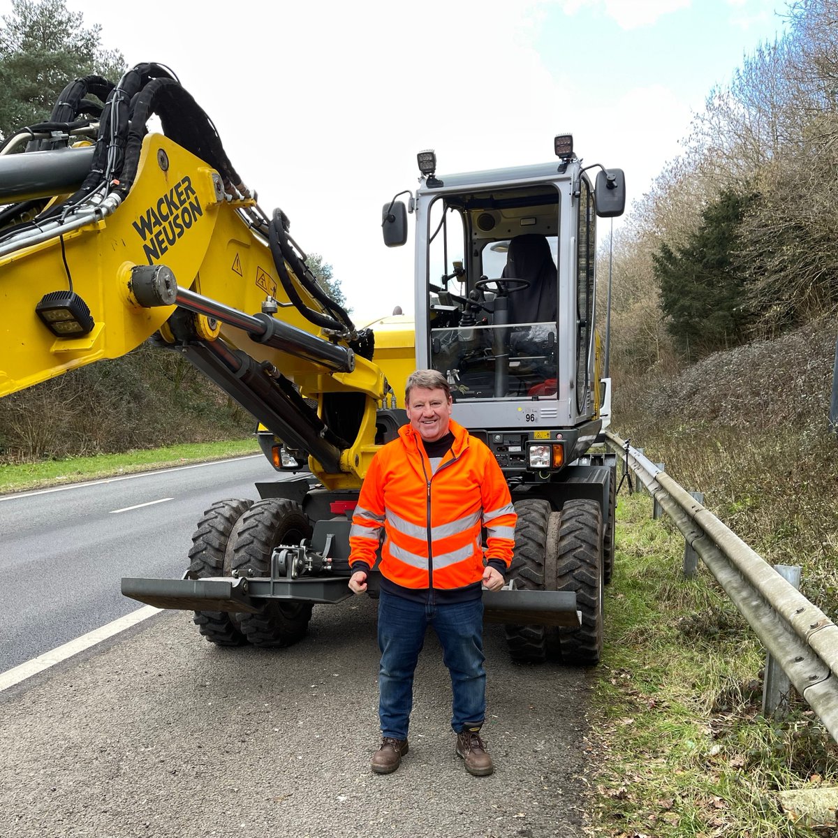 RegattaWorkwear's tweet image. The one and only @digger_man_blog wearing our Hi Vis Pro Zip Hoodie &amp;gt; bit.ly/hi-vis-hoodie

#TacticalThreads #hivis