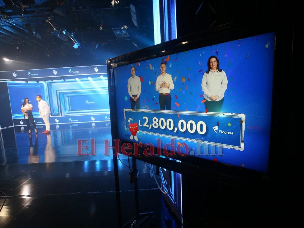 diarioelheraldo's tweet photo. Una vez más más Ficohsa dijo presente en la Teletón. En esta ocasión el donativo fue L 2,800,000
Foto: Johny Magallanes | EL HERALDO
#Honduras #teleton #teleton2020 #FICOHSA https://t.co/DQjPtlIQPT