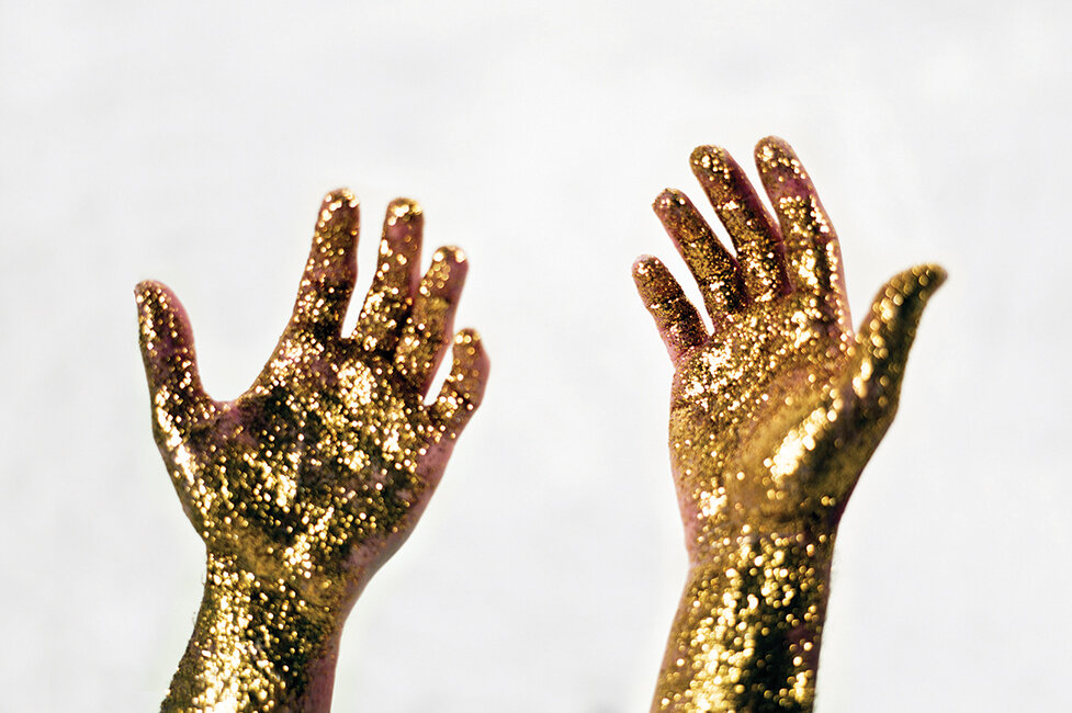 Девушка золотые руки. Золотые руки. Золото в руках. Ладони в блестках. Золотая ладонь.