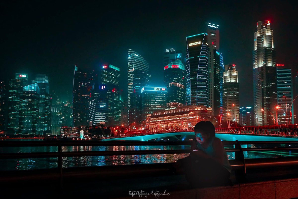 Marina Bay skyline at night in Singapore, street photography #streetphotography #nightphotography #singapore #marinabay #street #nightcolors #streetlife