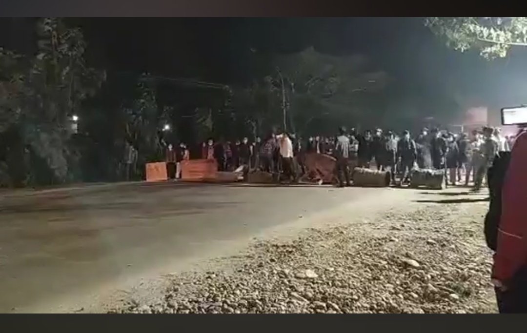MayWongST's tweet image. Looking tense in northern #Myanmar #Kachin capital #Myitkyina where a water cannon is seen with #military soldiers on streets wanting to disperse anti-military protesters now. Pics from local media live stream. Kachin is already a war-stricken state #WhatIsHappeningInMyanmar