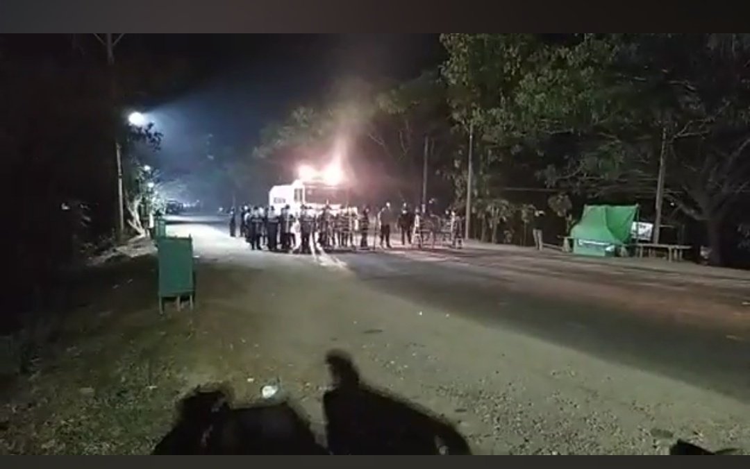MayWongST's tweet image. Looking tense in northern #Myanmar #Kachin capital #Myitkyina where a water cannon is seen with #military soldiers on streets wanting to disperse anti-military protesters now. Pics from local media live stream. Kachin is already a war-stricken state #WhatIsHappeningInMyanmar