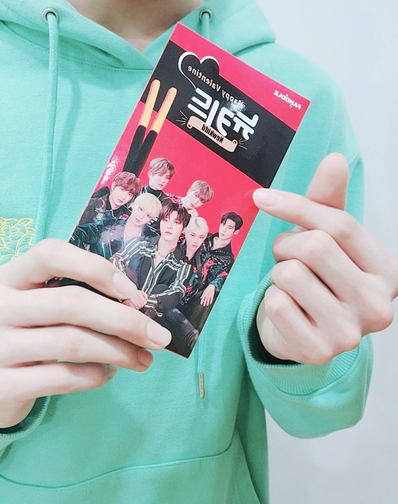 jflo_newkidd's tweet photo. [뉴키드 #우철] 뉴키드 초콜릿 감사합니다🍫 달콤한 발렌타인데이 보내셨어요?��💕 

#Newkidd #뉴키드 #Woochul #우철 #valentinesday2021 #ValentinesDay #발렌타인데이 https://t.co/b7oVlYaHUj