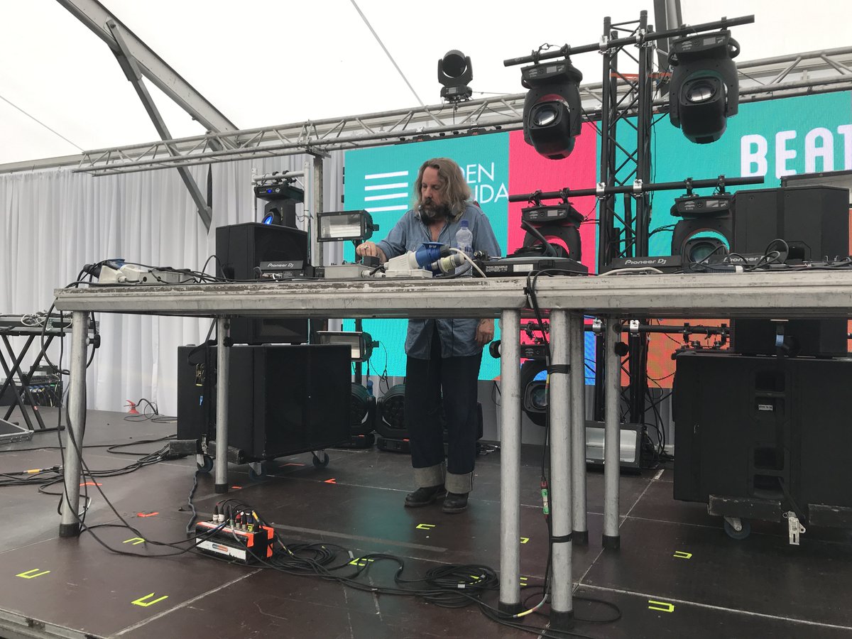 909originals's tweet photo. Check out the absolutely effortless cool of Andrew Weatherall at @Beatyard in 2018 😎 #beatyard #andrewweatherall @bodytonic https://t.co/5jDdApsXos