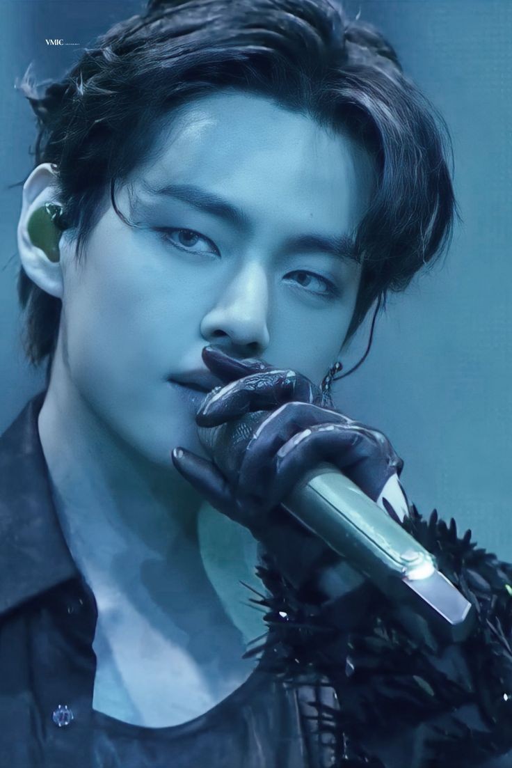 Turtleneck outfit with exposed forehead hits another level