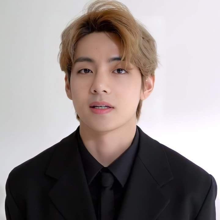 TAEHYUNG IN GREEN SUIT AND EXPOSED FOREHEAD DAMN ICONIC