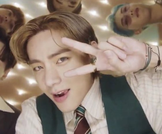 Taehyung with a bandana, exposed forehead and eyebrows