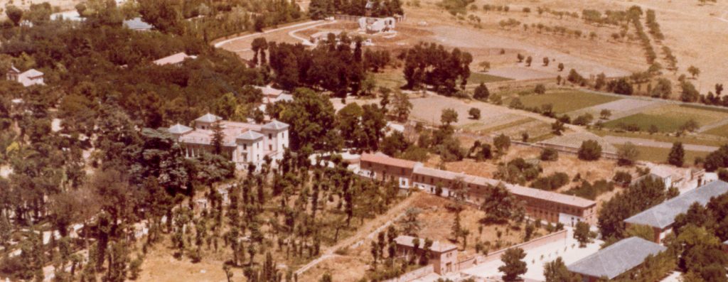 <a href="/acelcapricho/">AmigosJardínCapricho</a> <a href="/dveintiuno/">distrito21</a> <a href="/_JoseLuisRayos/">🖐🤚</a> <a href="/MADRID/">Ayuntamiento Madrid</a> <a href="/PatrimonioCM/">Patrimonio Histórico y Archivos▪️Comunidad Madrid</a> <a href="/JMDBarajas/">Distrito de Barajas</a> <a href="/avAFAO/">AFAO</a> <a href="/DiegoGToribio/">Diego G. Toribio</a> <a href="/Barajas_AV/">Aso.Vecinal Barajas</a> <a href="/madridcyp/">MCyP / #SOSPatrimonio</a> <a href="/InfoBarajas21/">InfoBarajas</a> <a href="/BarajasBIC/">Bαɾαʝαʂ BIC</a> <a href="/_JoseLuisRayos/">🖐🤚</a>:
"merece la pena resaltar las fachadas de ladrillo de la calle de la Rambla. En torno al año 1977 se procedió a demoler de forma indebida todo este edificio de usos mixtos. En su día, Bellas Artes consiguió paralizar los trabajos de demolición,..."