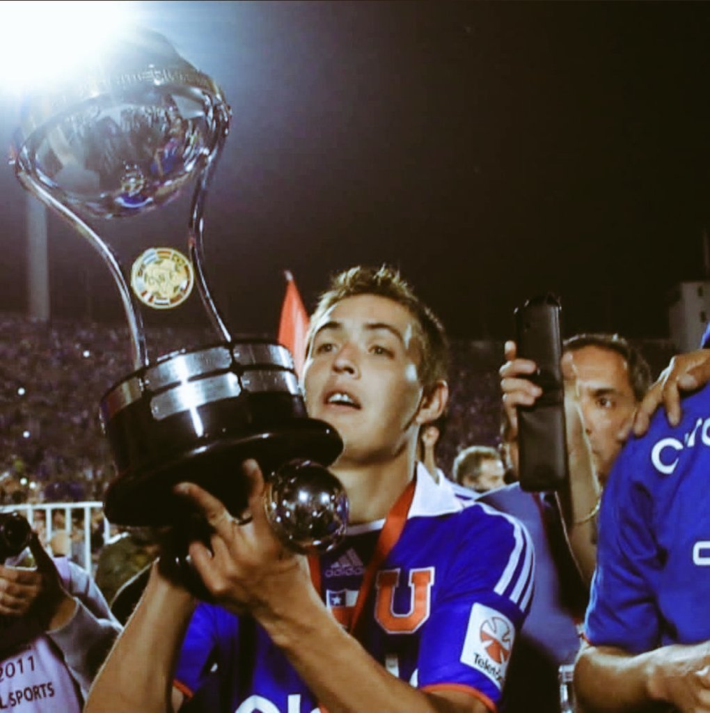 kmilo_p21's tweet photo. Hoy dia solo quiero agradecer los grandes momentos que estos idolos nos dieron, como alguien dijo por ahi, GRACIAS TOTALES! #VamosLaU @Montil10 @maniro06 https://t.co/vnl4xQrVfp