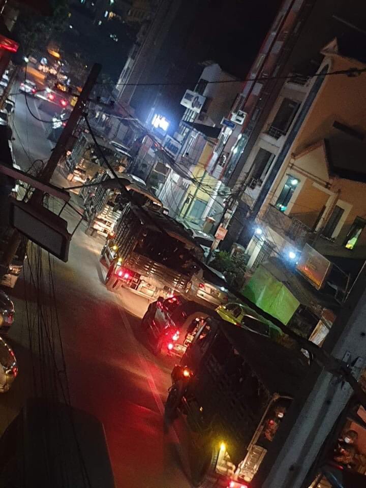 Flix404's tweet photo. Min Aung Hlaing is preparing the violent actions to threaten the citizens.
Tanks are in town!                        JUNTA STARTS VIOLENCE 

#WhatsHappeningInMyanmar 
#Feb14Coup https://t.co/Ql7vZ6tNzI