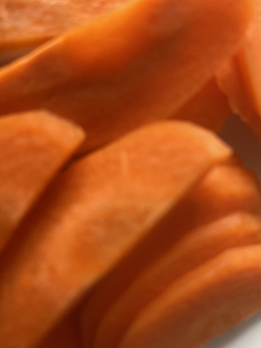 Y’a une infirmière qui m’a donné des carottes pour, je cite ; « pour que tu puisses grandir ma puce 💕 » je vais mourir