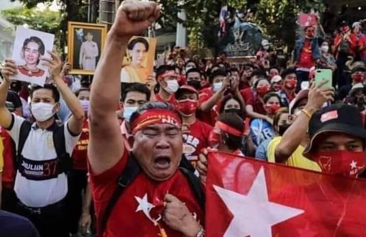 HongHuiJuan's tweet photo. JUNTA STARTS VIOLENCE

#Feb14Coup
#WhatsHappeningInMyanmar
Hear the voice of us (Myanmar citizens) 🙏 https://t.co/5z4J3ouuqL