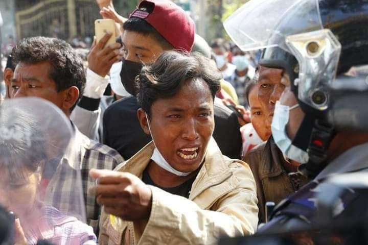 HongHuiJuan's tweet photo. JUNTA STARTS VIOLENCE

#Feb14Coup
#WhatsHappeningInMyanmar
Hear the voice of us (Myanmar citizens) 🙏 https://t.co/5z4J3ouuqL