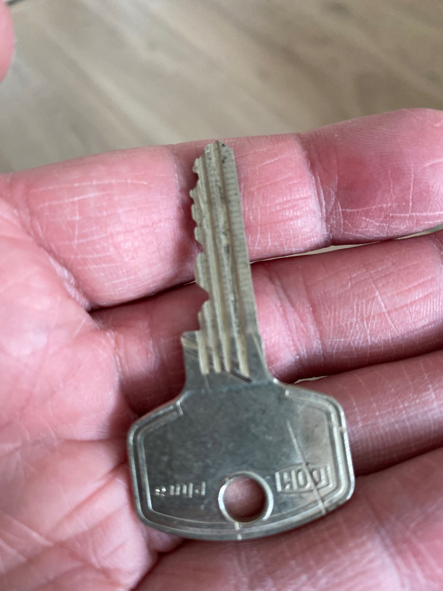 gsloot's tweet photo. Gevonden in ijs bij jachthaven Bommeer te #Vlaardingen. Wie is zijn of haar sleutel kwijt of staat nu ingevroren voor zijn of haar deur? https://t.co/Xp0kRae5cU