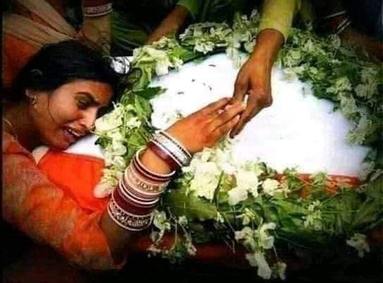 ऊन दो आँखों के आगे समंदर भी हारा होगा,
जब मेंहदी वाली हाथो ने मंगलसूत्र उतारा होगा..!!

         🇮🇳!! जय हिंद !!🇮🇳
                        #पुलवामा_शहीद_दिवस