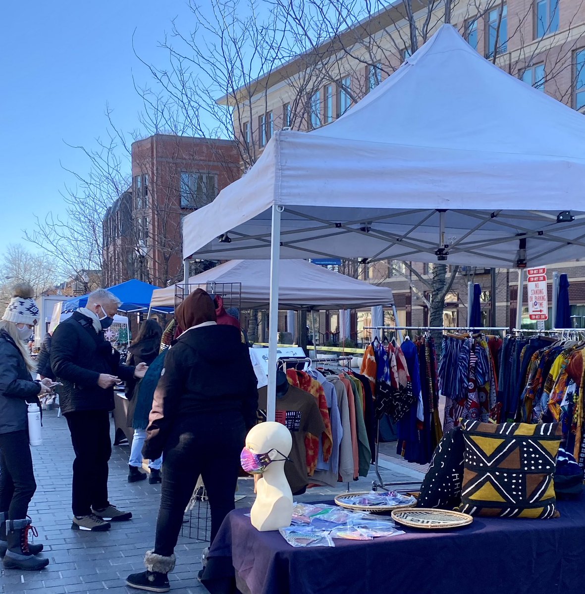 ❤️We are set up with a handful of vendors out at the #FleaMarketatEasternMarket. The weather is cooperating for all our lovers and friends. Find a #valentinesday treasures and enjoy the whole @easternmarketms! We are open on C St Plaza until 3pm. ❤️