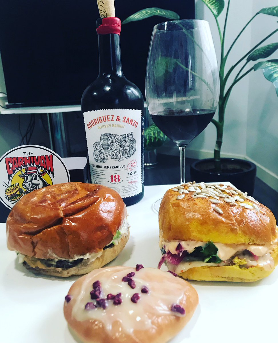 Las #hamburguesas de <a href="/TheCarniVan/">TheCarnivanFoodtruck</a> no pueden ser más TOP : elaboración artesanal, creaciones originales, salsas muy trabajadas y un pan para cada una de ellas. Estas son #WhiteCalifornia y #Hattori. Hay que acompañarlas de una bebida de calidad como este tinto de @rodriguezysanzo.