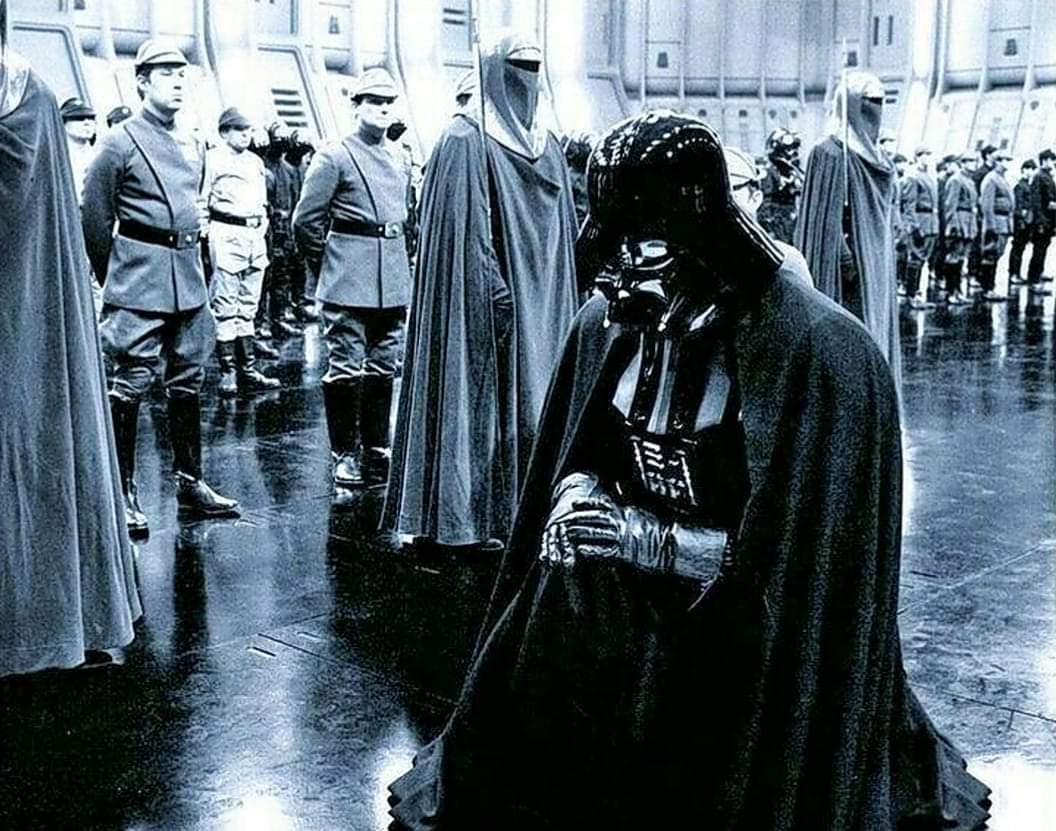 SmMarwood's tweet photo. @TEP61581 @thebidbod @C3Pwhoa @Scarlet49560258 @Tulay_81 @MaraRanger @Gotham_girl99 @azraloth @monkey_cube @StarWarsFan_327 @darth_swlove03 @GothamsKitten @swgalore I'd watch it lol. Enjoy #SithSunday mate! 🖤 https://t.co/nsIVMeOPMn