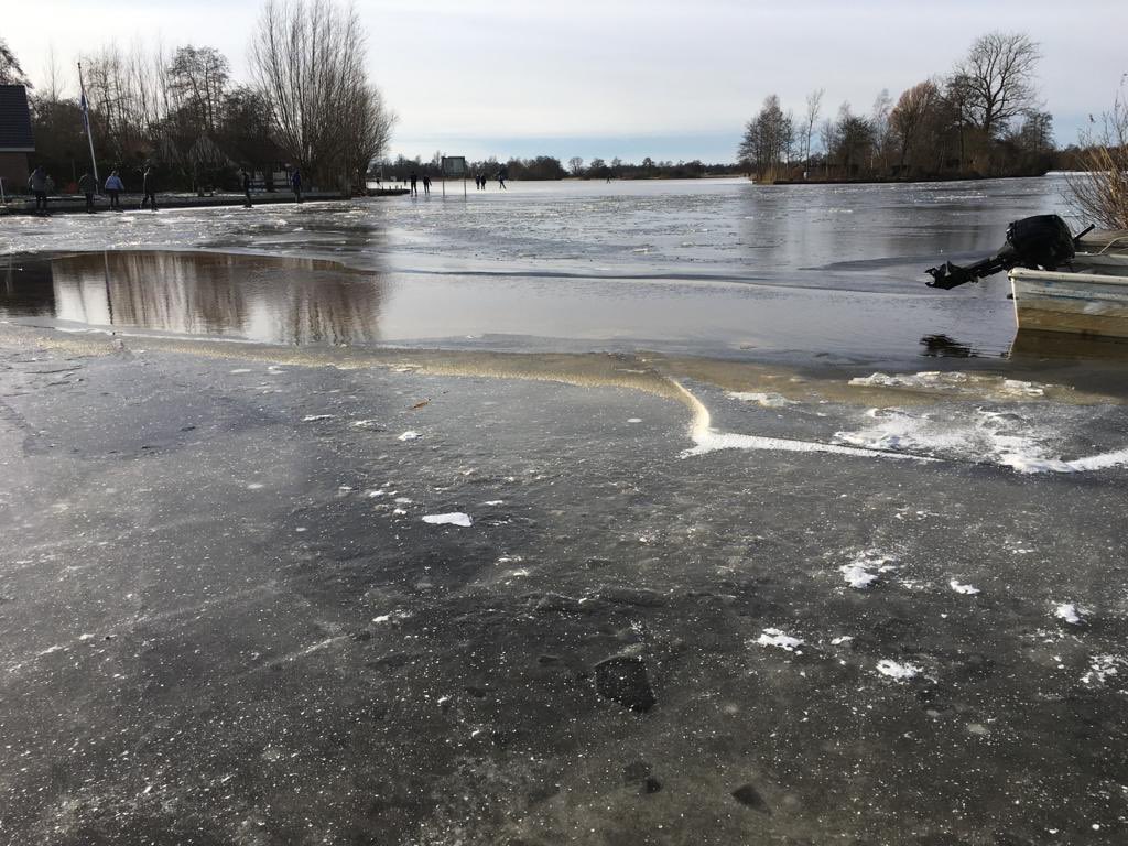 ⚠️ Schaatsers let op! Het dooiweer zet nu echt door. De temperaturen lopen op en het ijs wordt snel minder sterk. Zoals op dit moment al bij Earnewâld in de Alde Feanen👇🏻. Ga op tijd van het ijs!