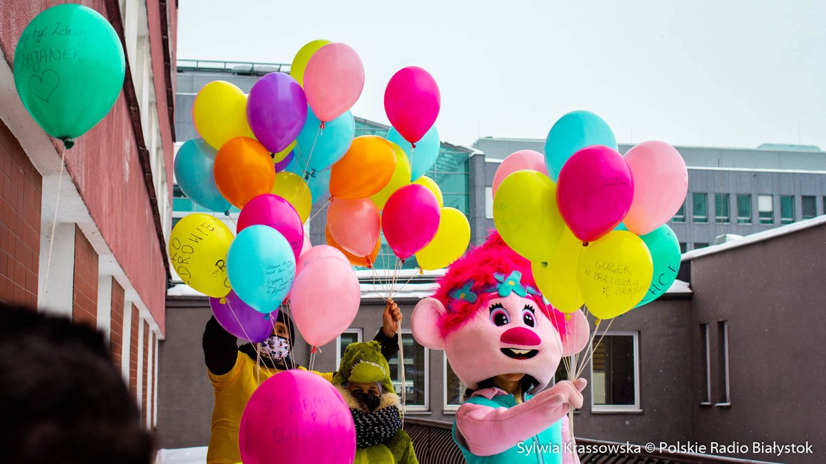 radiobialystok's tweet photo. "Żeby choroba odeszła", "Chcę wrócić do przedszkola" albo po prostu "Zdrowie". Balony z życzeniami małych pacjentów #UDSK w #Białystok pofrunęły do nieba.Wszystko to z okazji Międzynarodowego Dnia Dziecka z Chorobą Nowotworową
fot. @s_krassowska
Więcej na: https://t.co/HnmS0aHzlc https://t.co/EbbnEetnUi