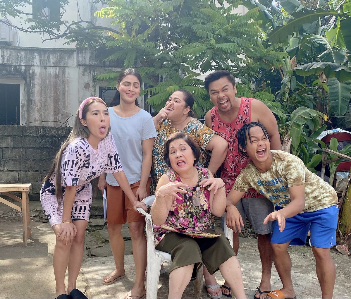 JelaiAndres's tweet photo. Ang pamilyang mag hahatid ng goodvibes at walang humpay na katatawanan gabi gabi!Pamilya Guipit! Ang pamilyang laging gipit sa utang kumakapit 😂 Simula na bukas ng gabi Feb.15 sa GMA 📺🎬 9:30pm! Owe My Love. Love you all ❤️😘 

 #JelaiAsJennyRose #JelaiAndres #Owemylove https://t.co/ODMlltOxbC