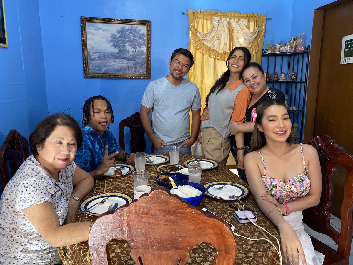 JelaiAndres's tweet photo. Ang pamilyang mag hahatid ng goodvibes at walang humpay na katatawanan gabi gabi!Pamilya Guipit! Ang pamilyang laging gipit sa utang kumakapit 😂 Simula na bukas ng gabi Feb.15 sa GMA 📺🎬 9:30pm! Owe My Love. Love you all ❤️😘 

 #JelaiAsJennyRose #JelaiAndres #Owemylove https://t.co/ODMlltOxbC