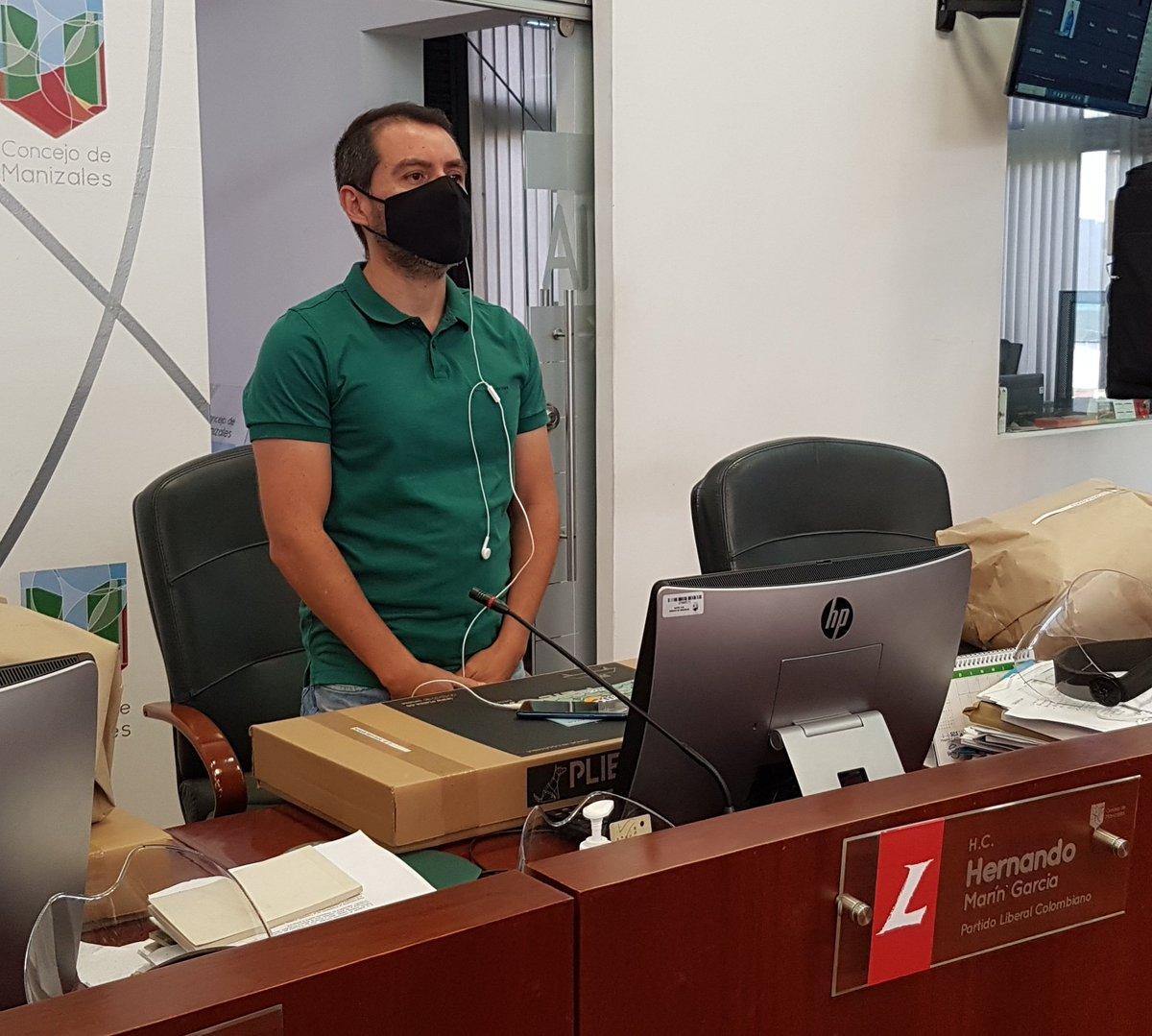 ConcejodeMzles's tweet photo. Con semipresencialidad se inicia el #primerperiodo de #sesionesextraordinarias del #ConcejoDeManizales
Pte. @Hemayr dijo que se debatirán proyectos para el beneficio de los manizaleños. Algunos serán pronto pago de predial y modificación de presupuesto. Instaló @Alcalde_Verde https://t.co/q5W35rxNa2