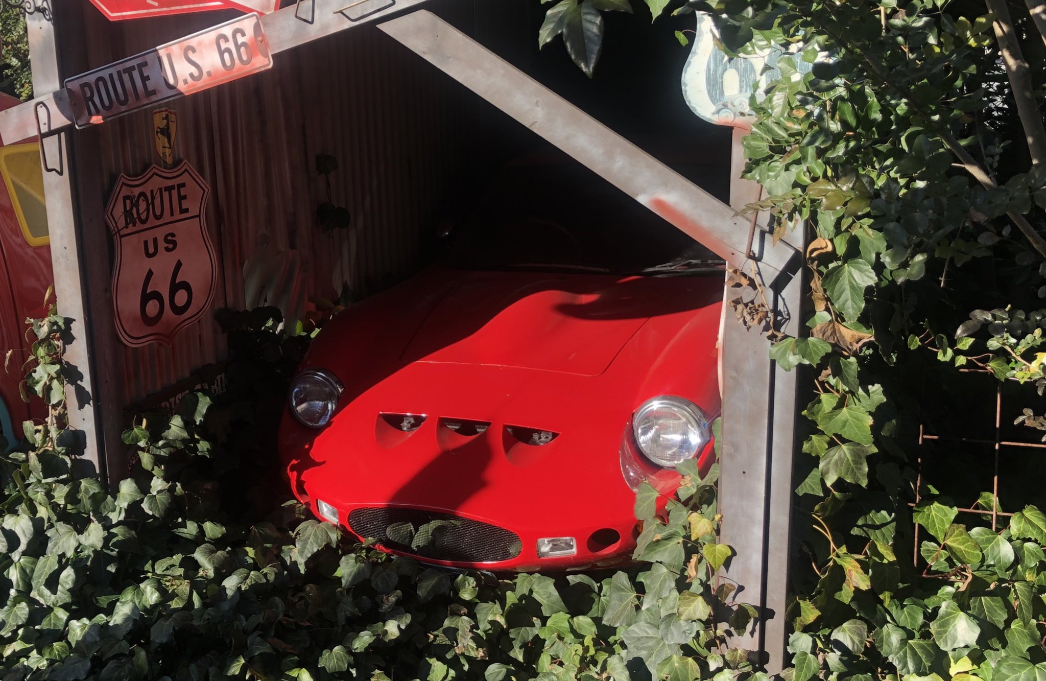 草ヒロ専科 フェラーリ 250gto この個体も博物館の一角にあるものです この車はレプリカと思われますがどちらにせよなかなかお目にかかれる車ではありませんので気になる一台でした どういった経緯でここにあるのでしょうか 草ヒロ T Co