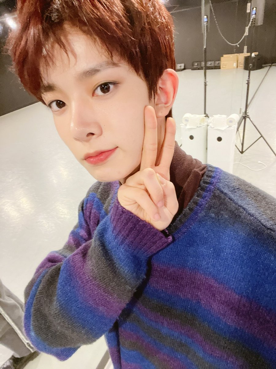 heehaven's tweet photo. 💐: asters mean deep emotional love and affection for someone. it also conveys the message "take care of yourself for me."

heeseung-ah, we're here for you just like you are for us. we're always together till the end.
#HeeseungOurValentine #희승 #ヒスン #HEESEUNG @ENHYPEN_members https://t.co/2kfkgf8McS