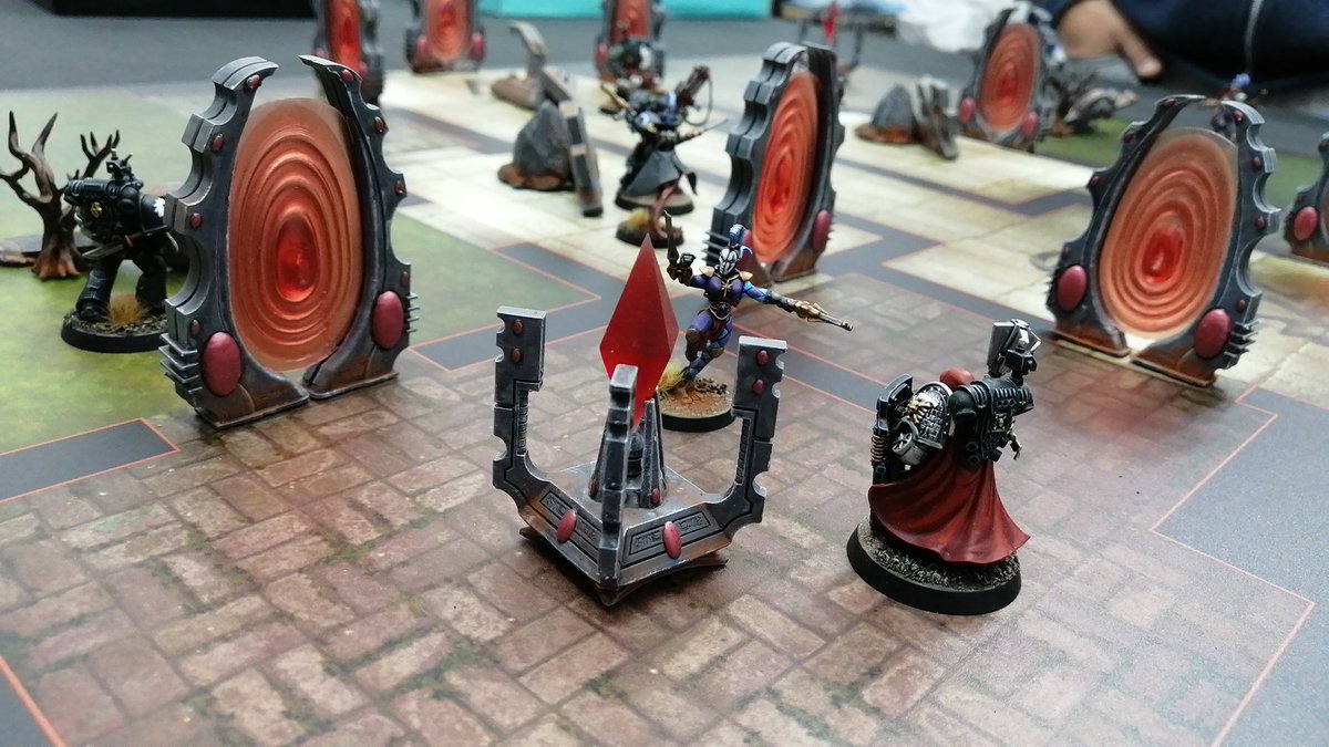 battletricks's tweet image. La mesa de Kill Team de temática Eldar que se ha currado Diego Rebel, donde los elementos de escenografía que veis (incluido el tapete) han sido cortesía de Alexis (podéis conseguirlos en este link cults3d.com/es/modelo-3d/j…)