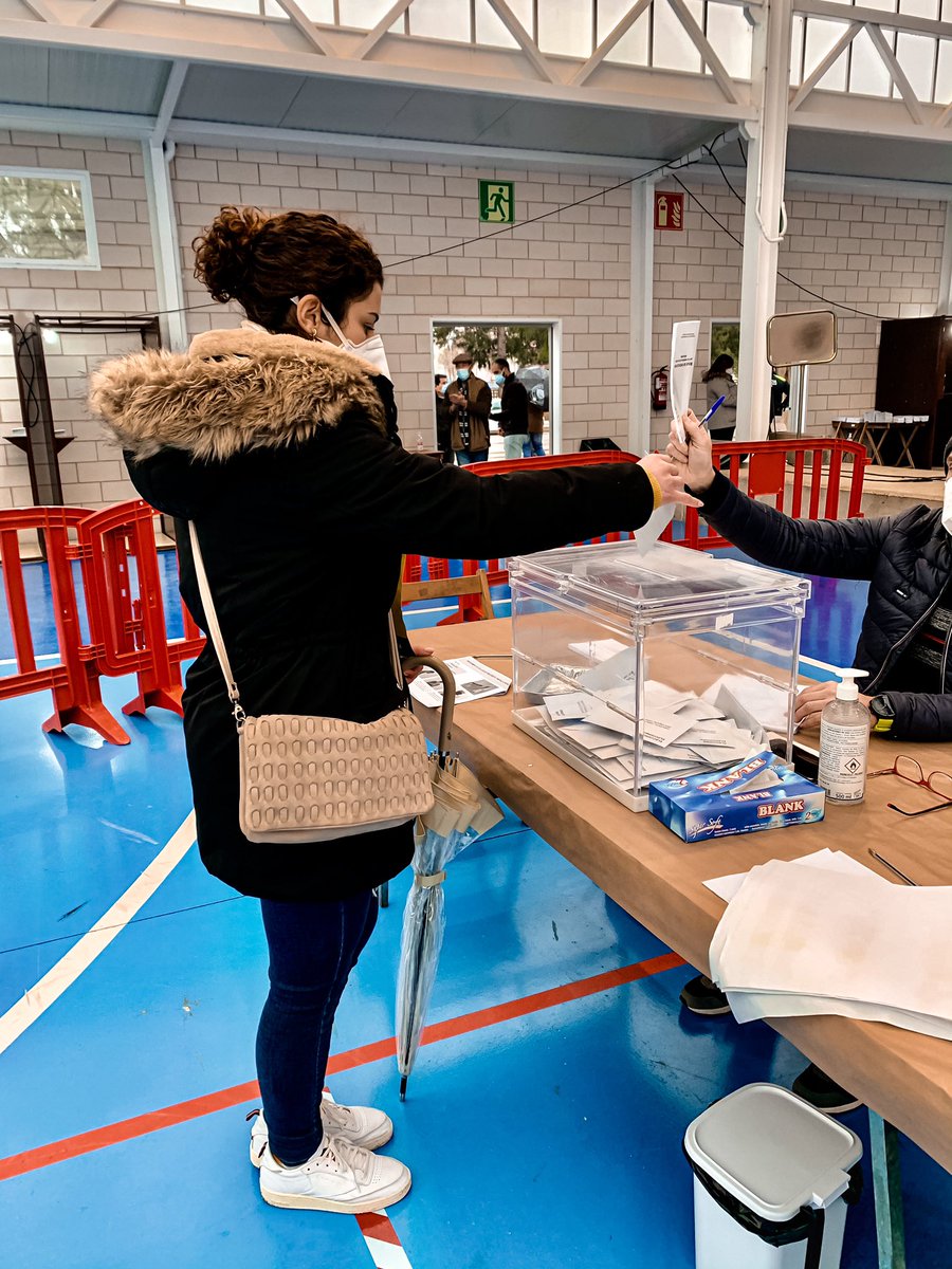 BonfillCarla's tweet photo. Jo voto pels drets de les persones, per una república catalana ecologista, feminista, antiracista, equitativa i justa. Per un país per a tothom. Per un país que estima la gent i la terra. Voto per un país 🎗lliure, arrelat a la història i amb mirada de progrés i de futur.
#JoERC https://t.co/Gf9lqxIX9J