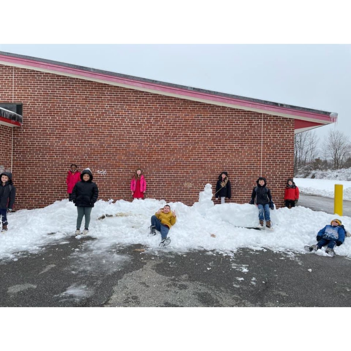 Happy Valentine’s Day! Our elementary students are spreading kindness and caring from six feet apart! 💝