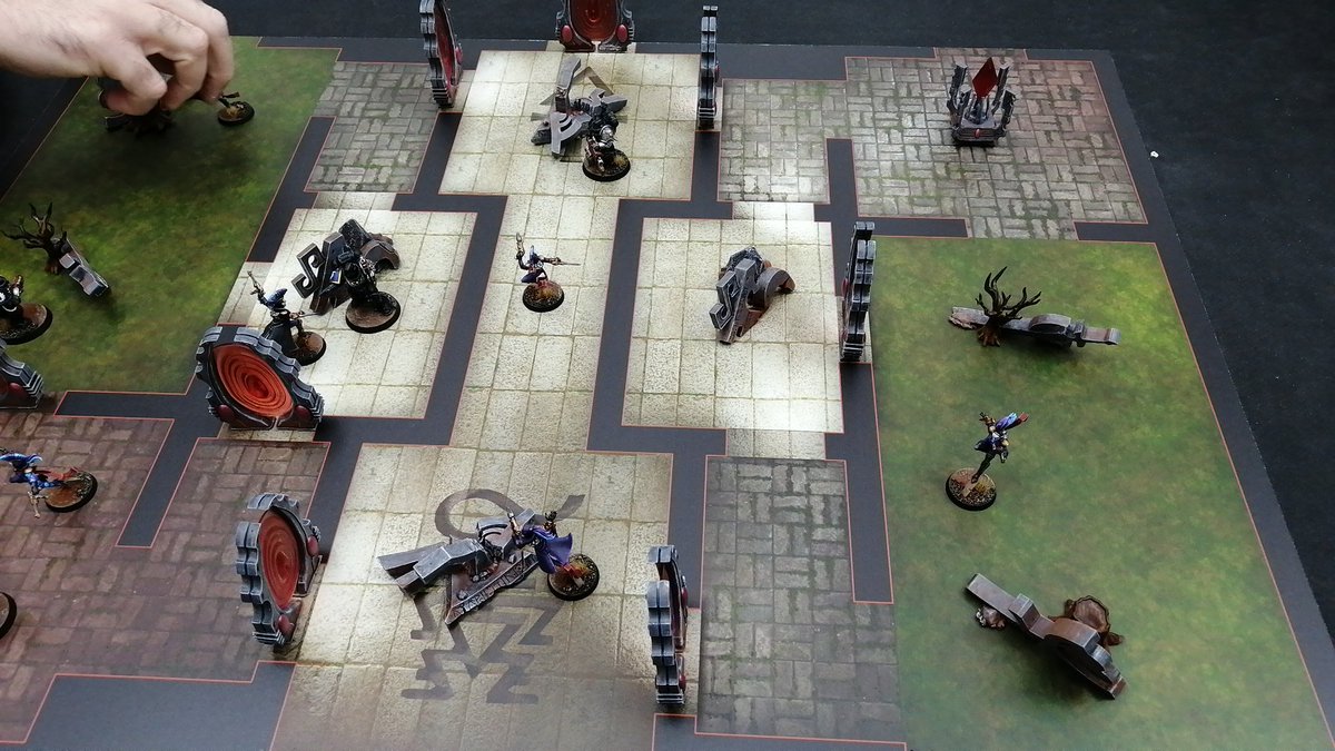 battletricks's tweet image. La mesa de Kill Team de temática Eldar que se ha currado Diego Rebel, donde los elementos de escenografía que veis (incluido el tapete) han sido cortesía de Alexis (podéis conseguirlos en este link cults3d.com/es/modelo-3d/j…)