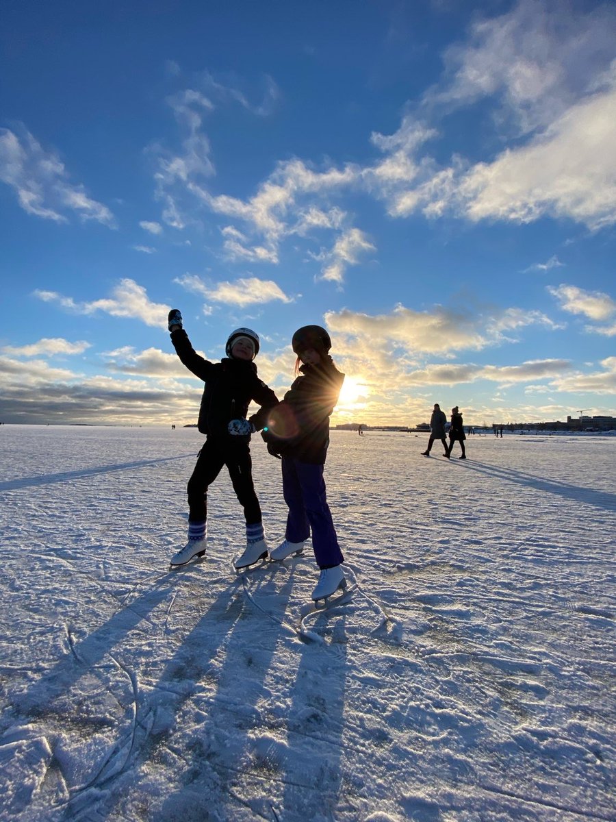 RT @teemul: Frozen sea. Walking and skating on the waters of #Helsinki. https://t.co/gz3pnkMSAn