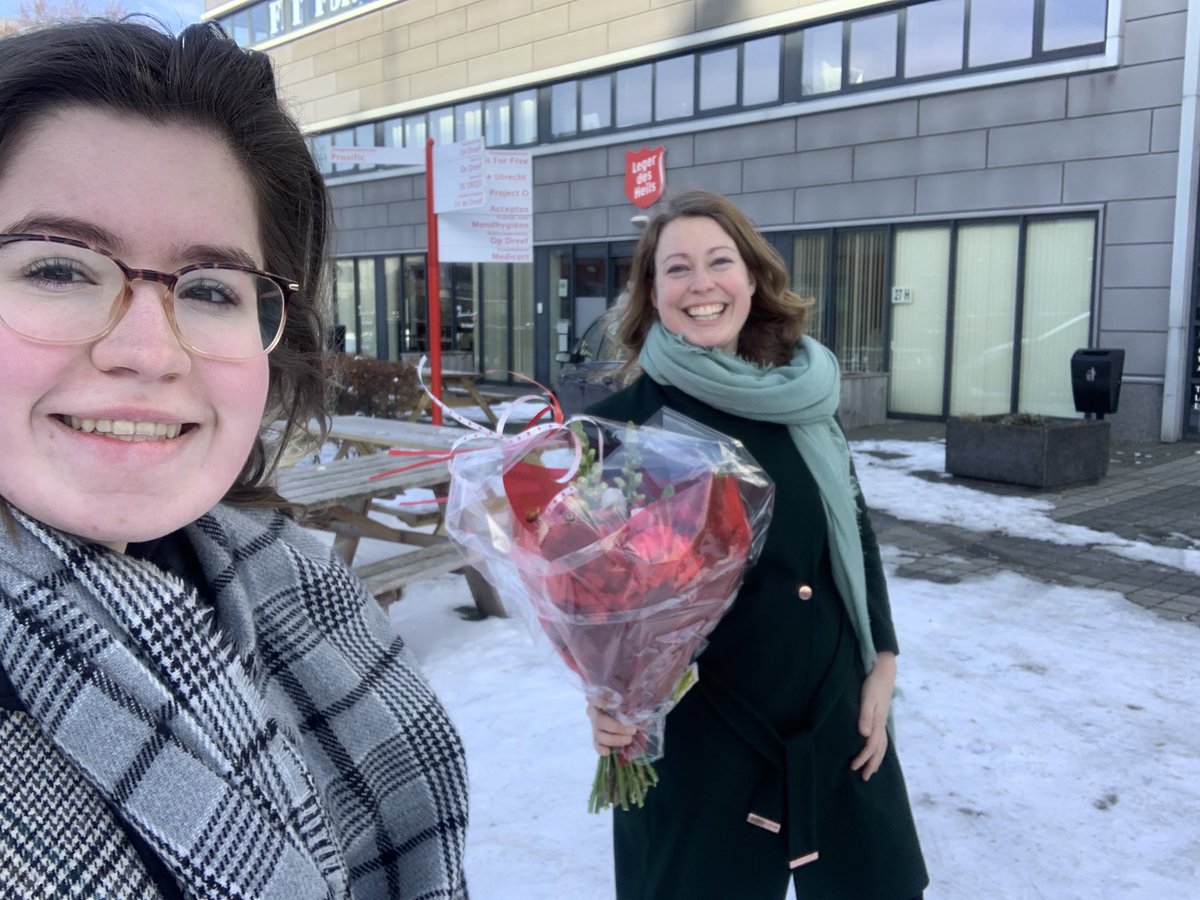 LeeverRomi's tweet photo. Net met de nummer #23 van de PvdA @mirthebiemans bloemen uitgedeeld aan de helden van Utrecht! https://t.co/Pf6heOeTWj