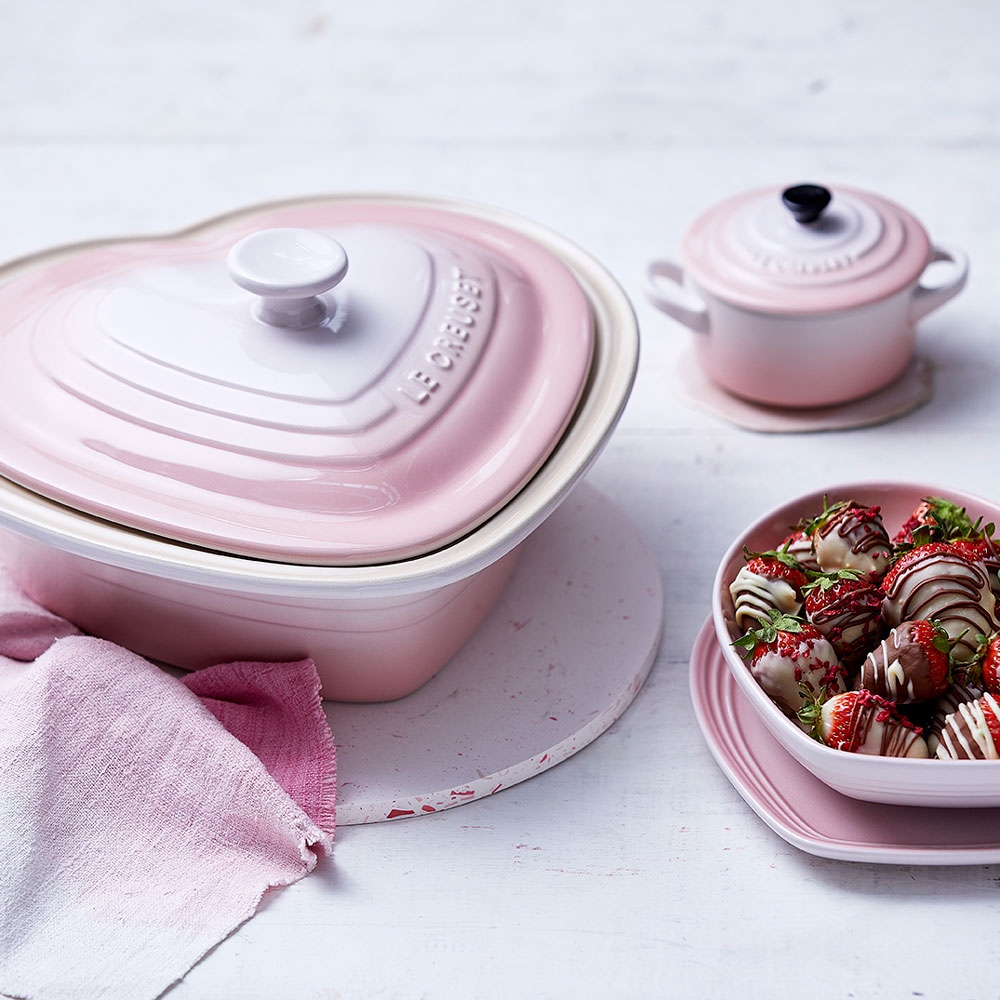 gcbuyinggroup's tweet photo. Happy Valentine's Day! What are you cooking up for your sweetheart today? 

#valentinesday #vday #lecreuset #chocolatecoveredstrawberries #valentines #dessert #dinner #love #yum https://t.co/TUNjkIh6Jc