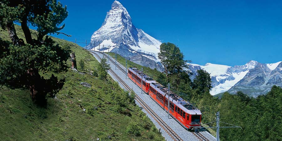 Secteur #1 des émissions de GES en Suisse : le transport (env. 35%). Étonnant quand on sait que le ferroutage est roi et que les trains/bus vous emmènent (littéralement) à TOUTE zone habitée du pays (et aussi des zones non habitées, comme ici à Zermatt...).[5/21]