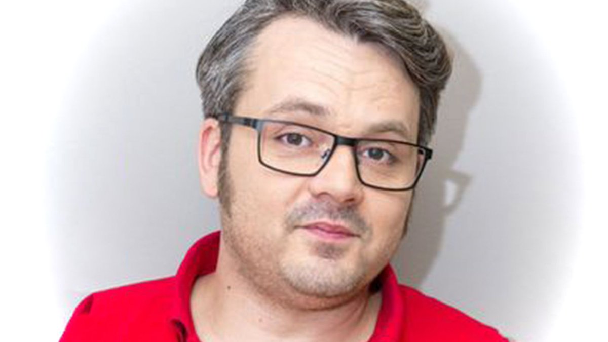 So, can you guess who this specs-wearing popstar is?