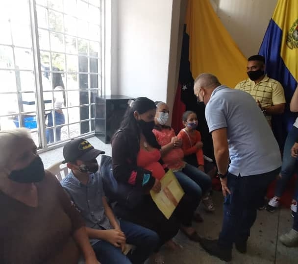 FreddyBernal's tweet photo. De esta manera el Gobierno Revolucionario continúa demostrando que a pesar de las dificultades y el cerco criminal que no permite importar medicamentos, no nos paramos, no nos rendimos y seguimos obteniendo victorias. ¡Venceremos! 2/2 https://t.co/Nj8htq53qS