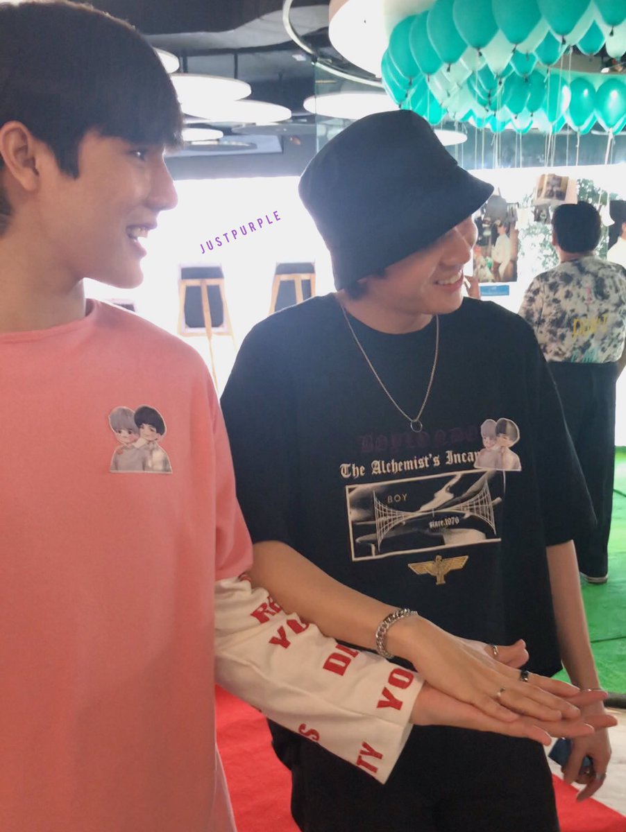 janyouariee's tweet image. เทียบมือก็รู้แล้วว่าภณแบงก์! 👀✊🏻
—

#แบงก์ผู้บ่าวเท้าไฟ 💕 #ภณคนคิวท์
#ด้อมบัดดี้ #บัดดี้ของแบงก์ภณ #แบงก์ภณ